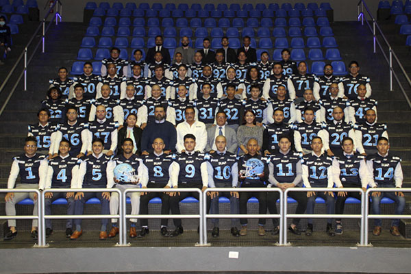 Entregan jerseys a equipo de futbol americano de la BUAP