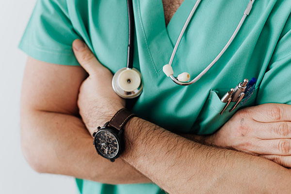 México abre convocatoria internacional a médicos para cubrir más de 700 vacantes