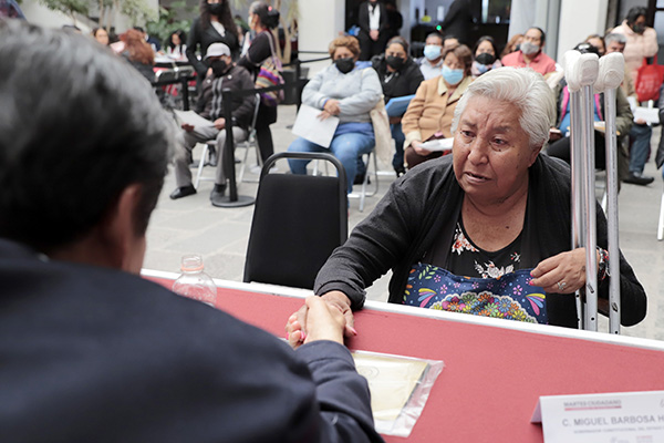 En “Martes Ciudadano”, Barbosa entrega aparatos ortopédicos a población vulnerable
