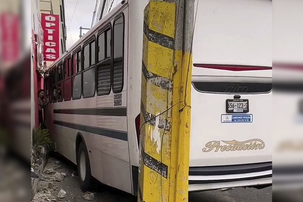 Imprudente chofer se pasa el alto y embiste a camioneta; hay 4 heridos