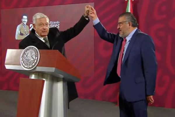 Sigue le desbandada: renuncia el titular de aduanas