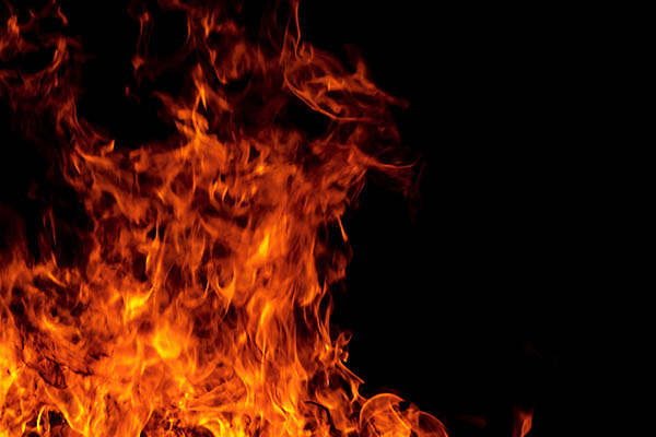 Ocho niños entre los 18 muertos tras incendio de autobús en Pakistán