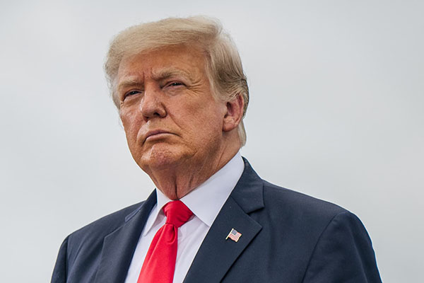 Trump cuestiona al Comité del 6 de enero por esperar al final para pedir su testimonio