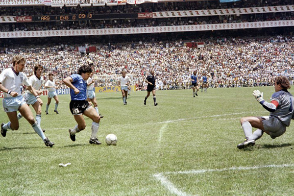 Esperan ofertas millonarias en subasta de la pelota del “Gol del siglo” de Maradona