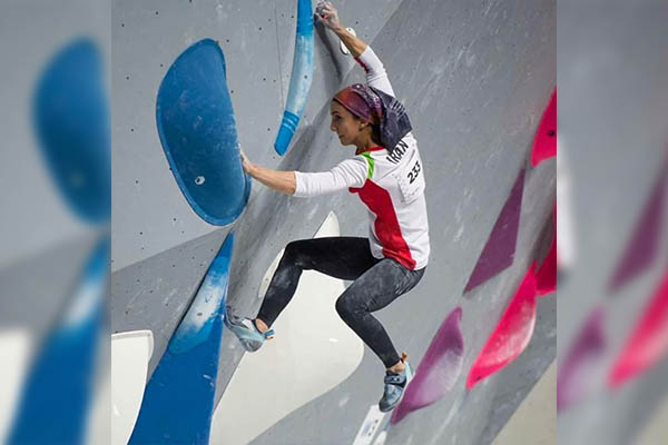 Escaladora iraní se arriesga a ir a prisión por competir sin hiyab