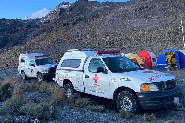 Tras un día de búsqueda, rescatan a alpinista herida en el Pico de Orizaba