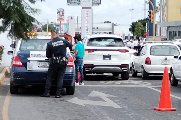 Ligero choque de hijo del edil de Tehuacán causa enorme movilización policial