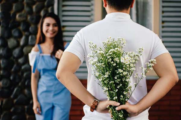“Love Bombing”, manipulación a través del amor excesivo