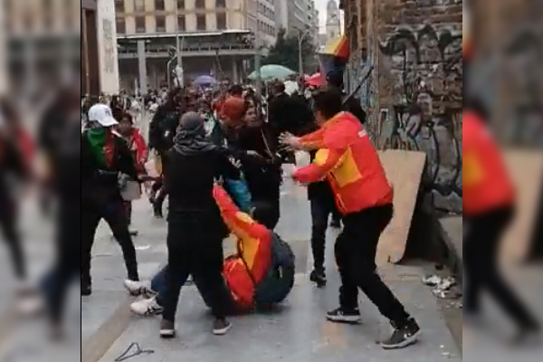 Indígenas y policías protagonizan violentos enfrentamientos en Colombia