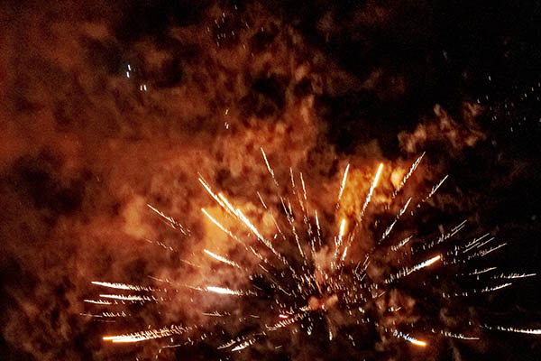 Al menos 4 muertos en explosión en fábrica ilegal de fuegos artificiales en la India