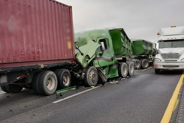 Accidente y obras de mantenimiento colapsan la Puebla-Orizaba