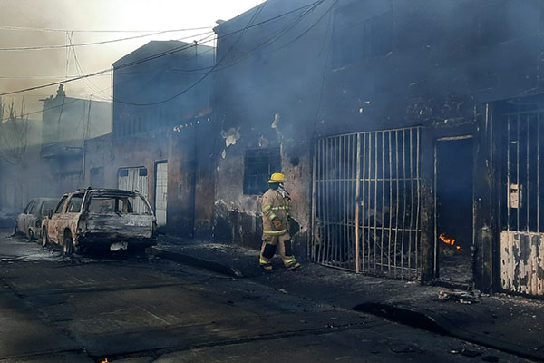 2,000 evacuados por incendio en Aguascalientes tras choque de tren con pipa