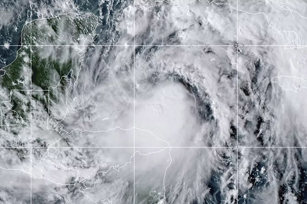 Tormenta tropical Roslyn se intensifica a huracán de categoría 3