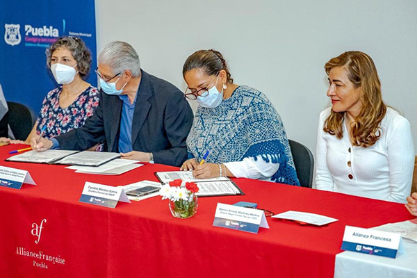 SMDIF Puebla y Alianza Francesa celebran convenio en favor de adultos mayores