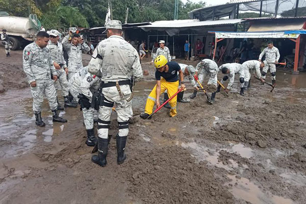 Auxilian autoridades mexicanas a población tras paso de huracán Roslyn