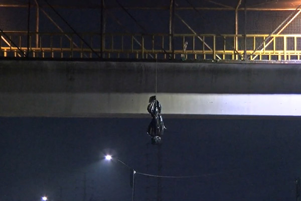 Cuelgan bulto con forma humana en puente del Periférico