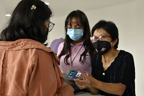 Supervisa Lilia Cedillo entrega de credenciales a estudiantes de nuevo ingreso