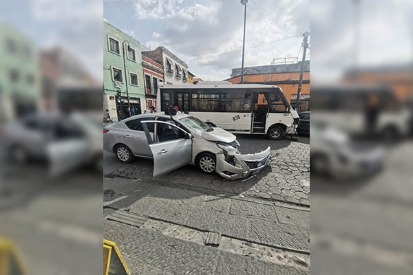 Se pasa el alto y provoca choque con microbús y auto estacionado