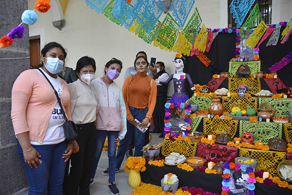 Recorre Lilia Cedillo ofrendas en sedes universitarias del centro y Edificio Carolino