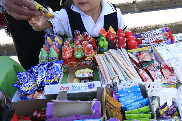 Diputados aprueban eliminación de venta de comida chatarra en escuelas