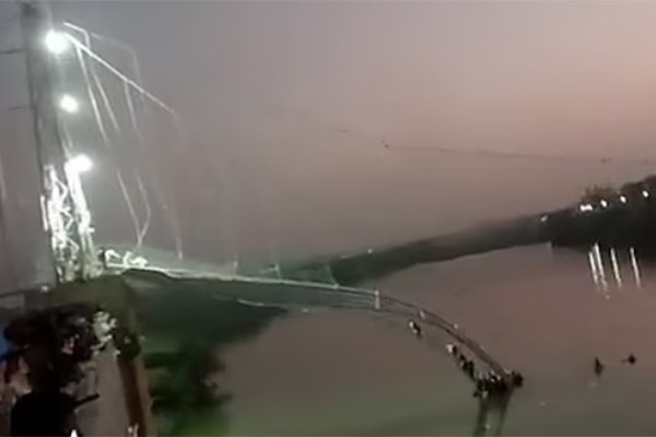 Al menos 40 muertos y más de 100 desaparecidos tras colapso de puente en la India