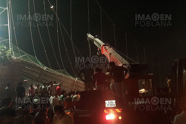 Número de muertos en colapso de puente en la India asciende a 132