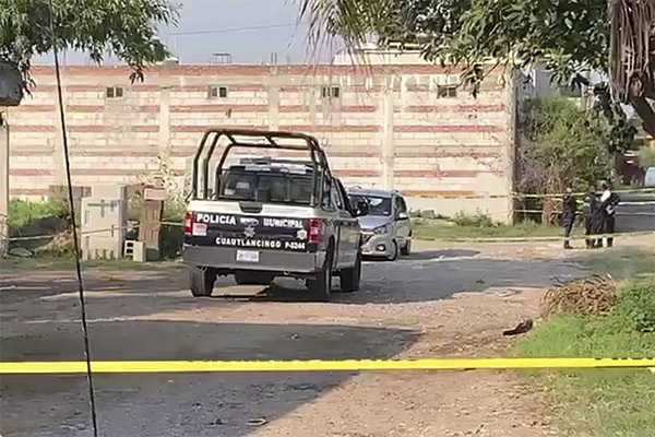 Mujer sufre infarto fulminante y fallece dentro de su vehículo