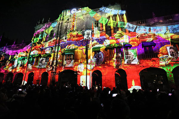 Palacio Municipal alberga espectáculo de video mapping por temporada de muertos