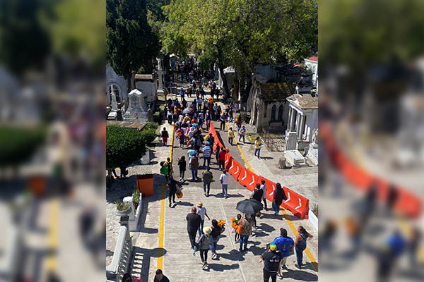 En Puebla capital la actividad en panteones por Día de Muertos se desarrolló en orden