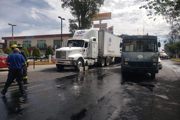 Derrame de diésel provoca choque múltiple y caos vial