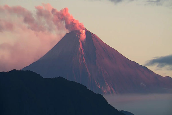Volcán Sangay expulsa monumental nube de ceniza sobre Ecuador