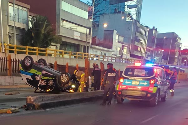 Patrulla municipal vuelca sobre el distribuidor Juárez-Serdán