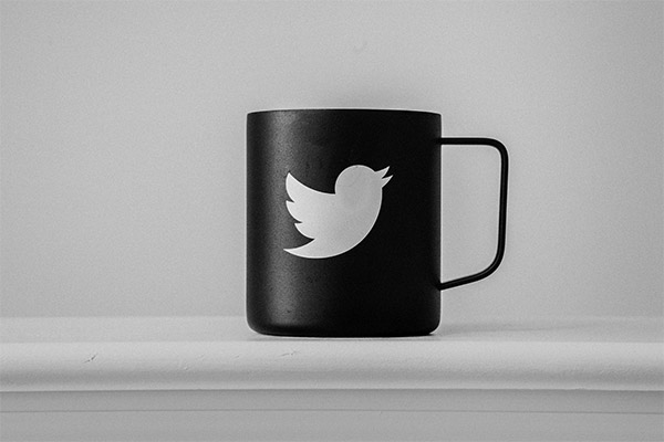 Amargo aniversario: Twitter felicita a exempleada días después de su despido