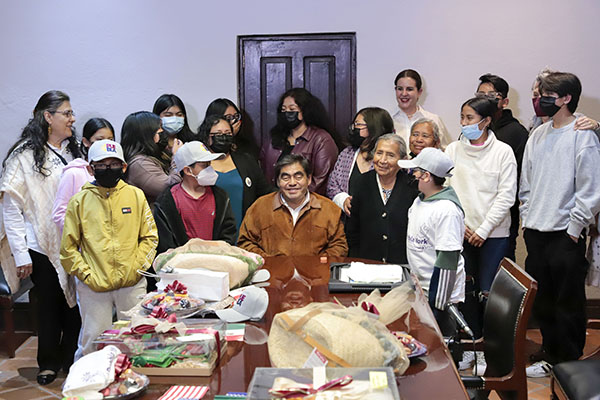 En Casa Aguayo, Miguel Barbosa convive con hijos de migrantes poblanos