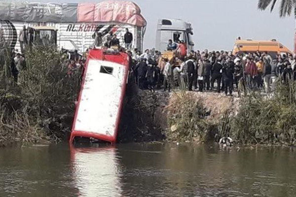 Mueren 19 personas al caer minibús a un canal en Egipto