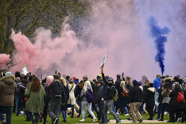 Alemanes llenan las calles de Berlín para protestar contra la injusticia social