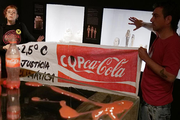 Ecologistas manchan una vitrina del Museo Egipcio de Barcelona
