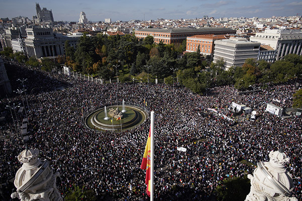Miles de personas protestan en Madrid contra la política sanitaria