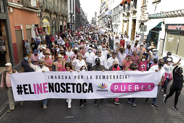 Miles de poblanos se suman a la defensa del INE