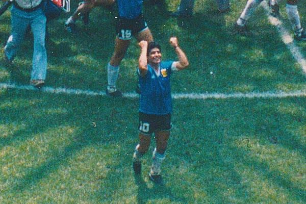 Salen a la luz fotos inéditas de la histórica “Mano de Dios” de Maradona