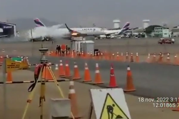 Fuerte choque entre avión y camión de bomberos deja dos muertos en Perú