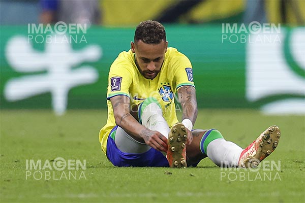 Neymar sufre esguince en tobillo derecho y permanece en observación