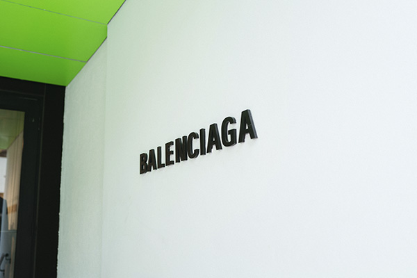 Balenciaga demanda a responsables de su controversial campaña con niños