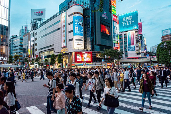 Tokio llama a brindar ayuda económica para combatir la caída de la tasa de natalidad