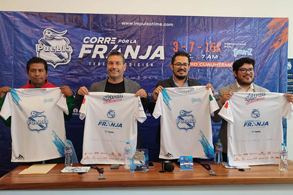El Puebla presenta playera y medalla de la carrera “Corre por la Franja”