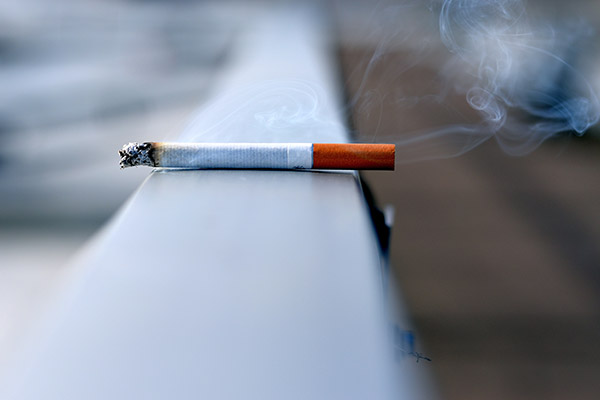 Australia busca hacer que los cigarrillos sean insípidos y pintarlos de colores repulsivos