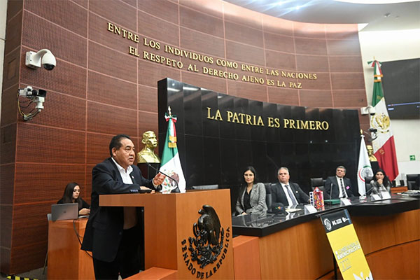 Recibe Mario de la Rosa reconocimiento en el Senado por su entrega al servicio público