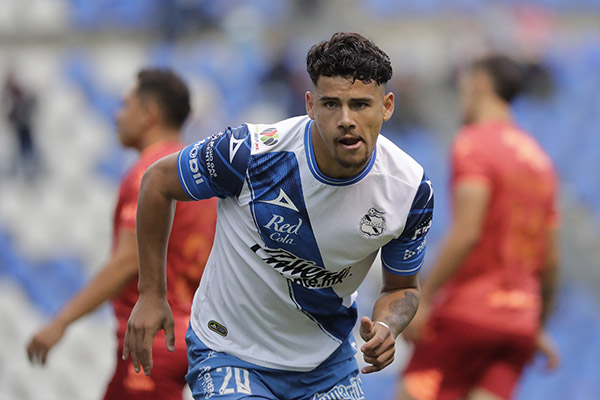 Maxi Araújo, con pie y medio fuera del Puebla