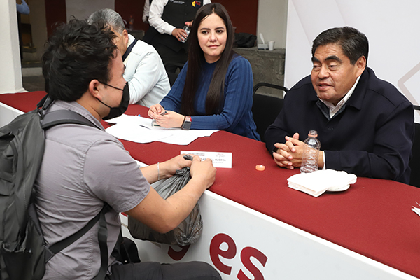 “Cada paso se piensa”, aconseja gobernador a joven beneficiario de prótesis de pierna