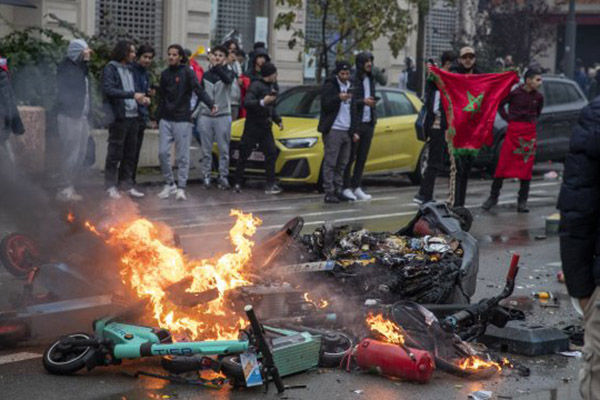 Celebraciones de hinchas marroquíes en Bruselas se convierten en choques con la policía